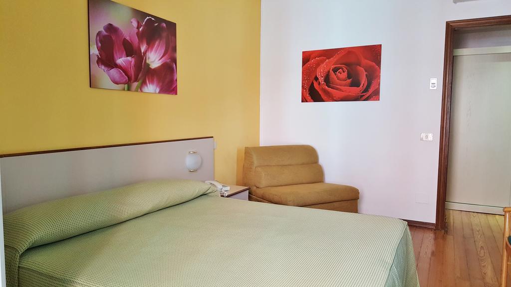 Hotel Italie Et Suisse Stresa Room photo